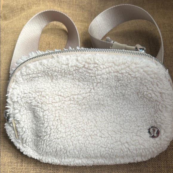 lululemon Everywhere Fleece Crossbody Belt Bag - Picture 1 of 3